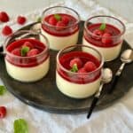 Panna cotta med hindbær coulis