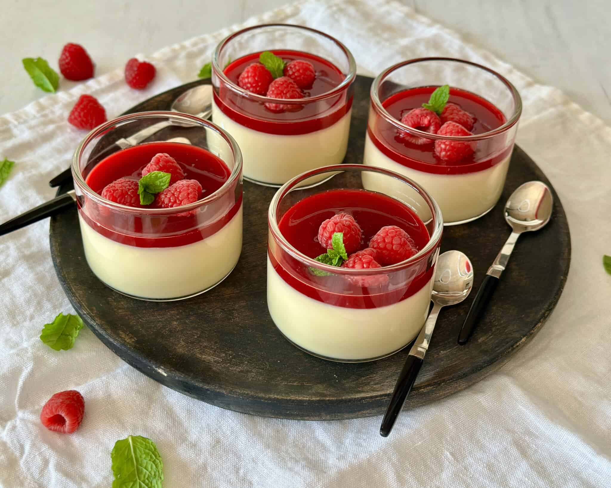 Panna cotta med hindbær coulis
