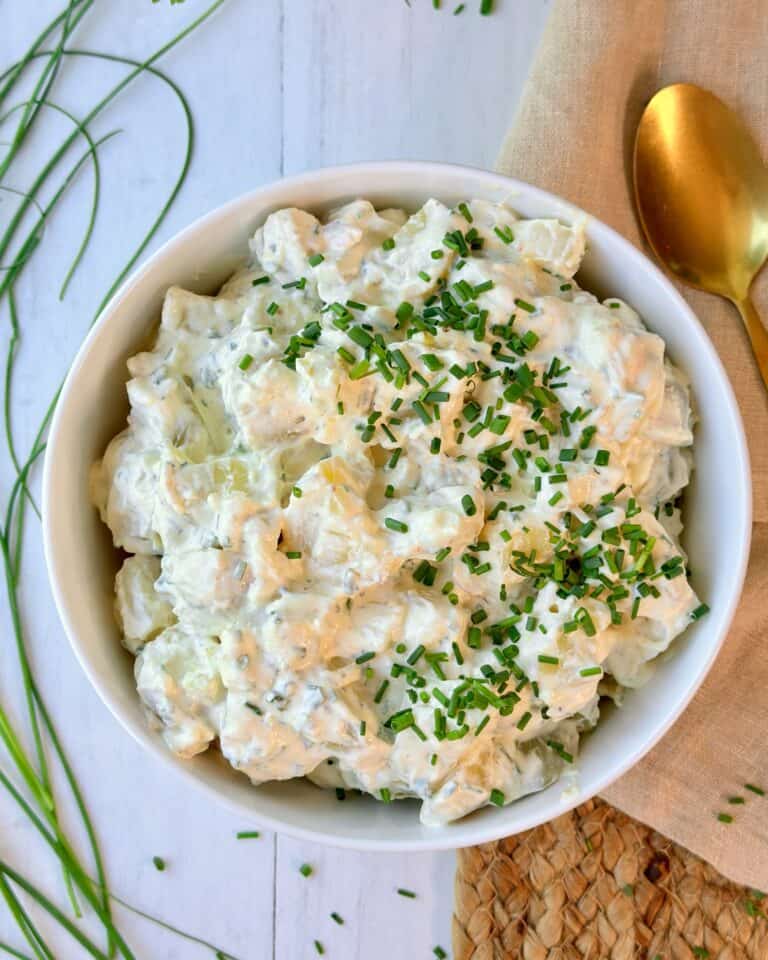 Gammeldags kartoffelsalat - klassisk kartoffelsalat med creme fraichedressing, løg og purløg.