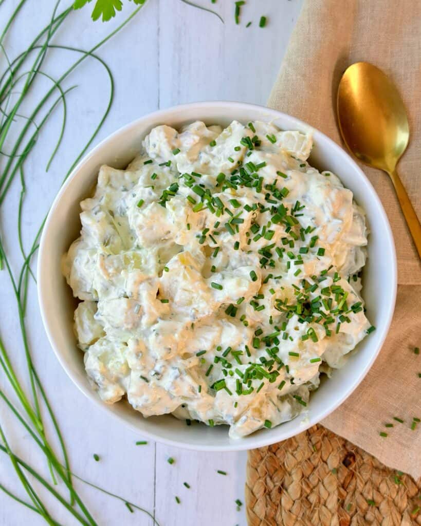 Gammeldags kartoffelsalat - klassisk kartoffelsalat med creme fraichedressing, løg og purløg.