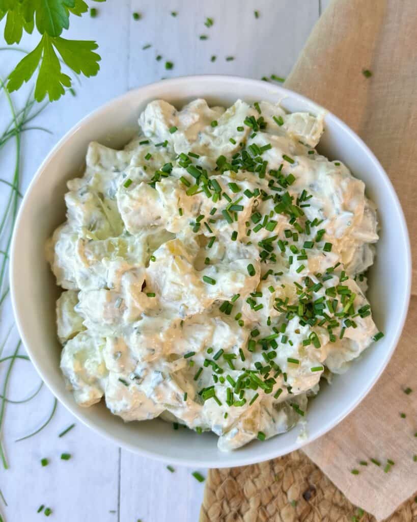 Gammeldags kartoffelsalat - klassisk kartoffelsalat med creme fraichedressing, løg og purløg.