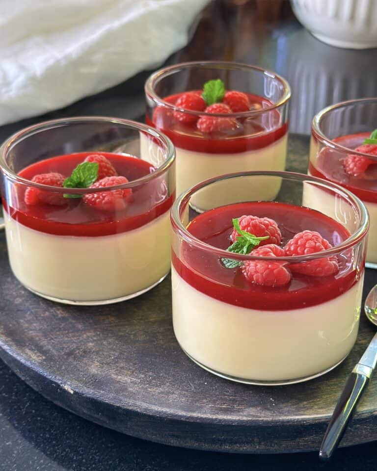 Panna cotta med hindbær coulis