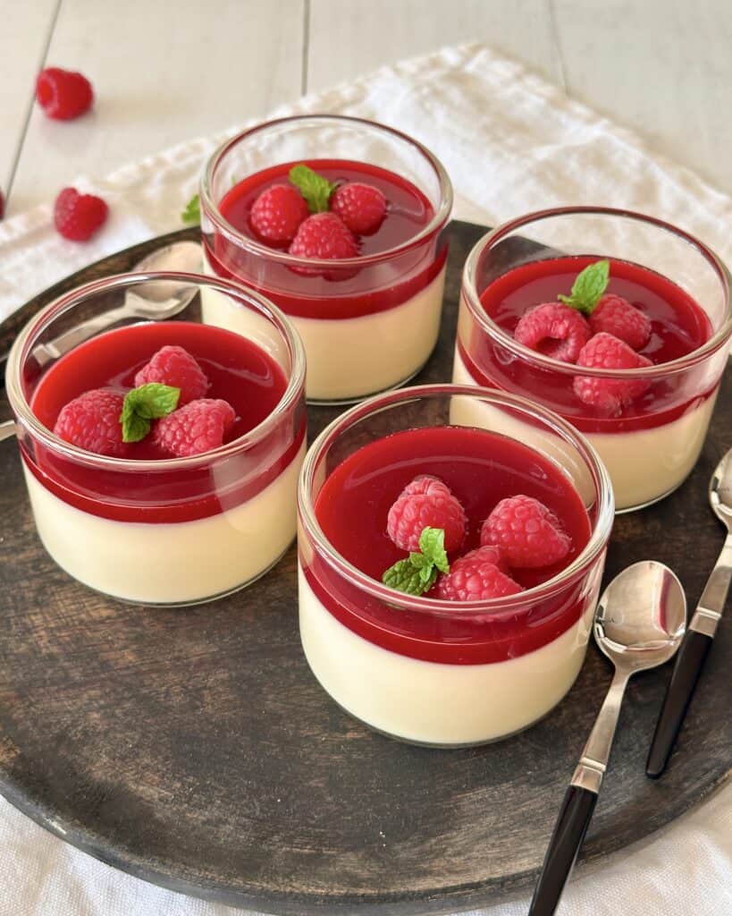 Panna cotta med hindbær coulis
