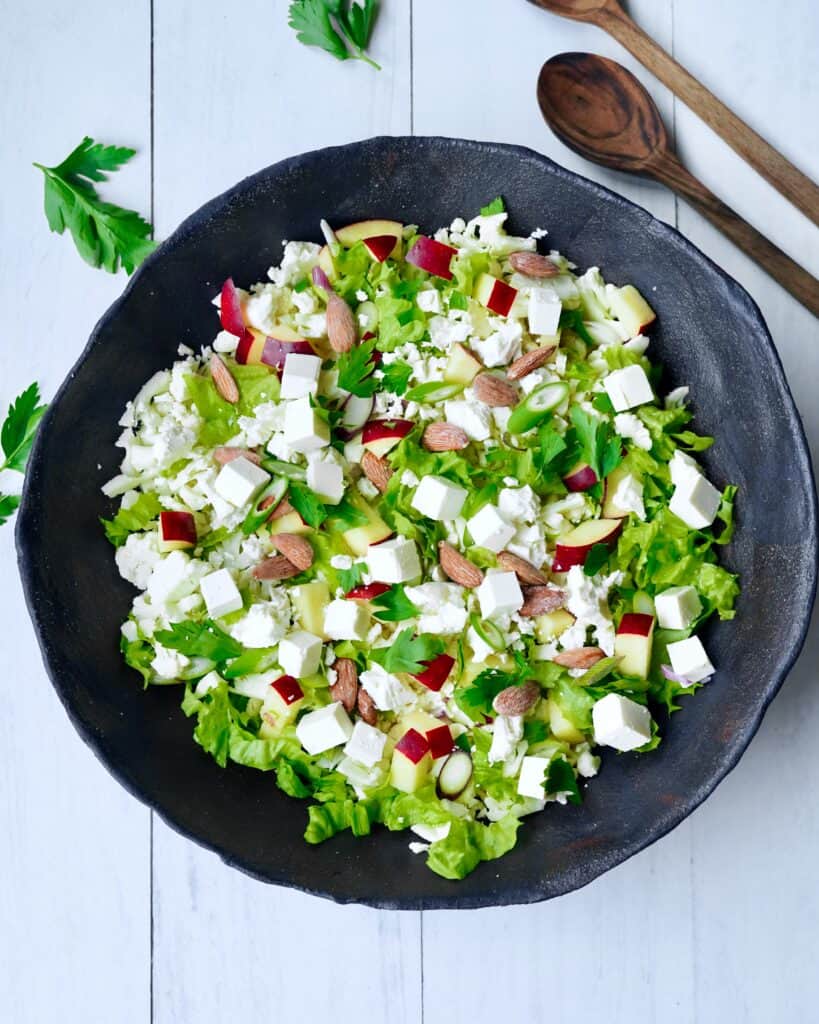 Blomkålssalat - sprød salat med blomkål, æbler og feta med sennepsdressing.