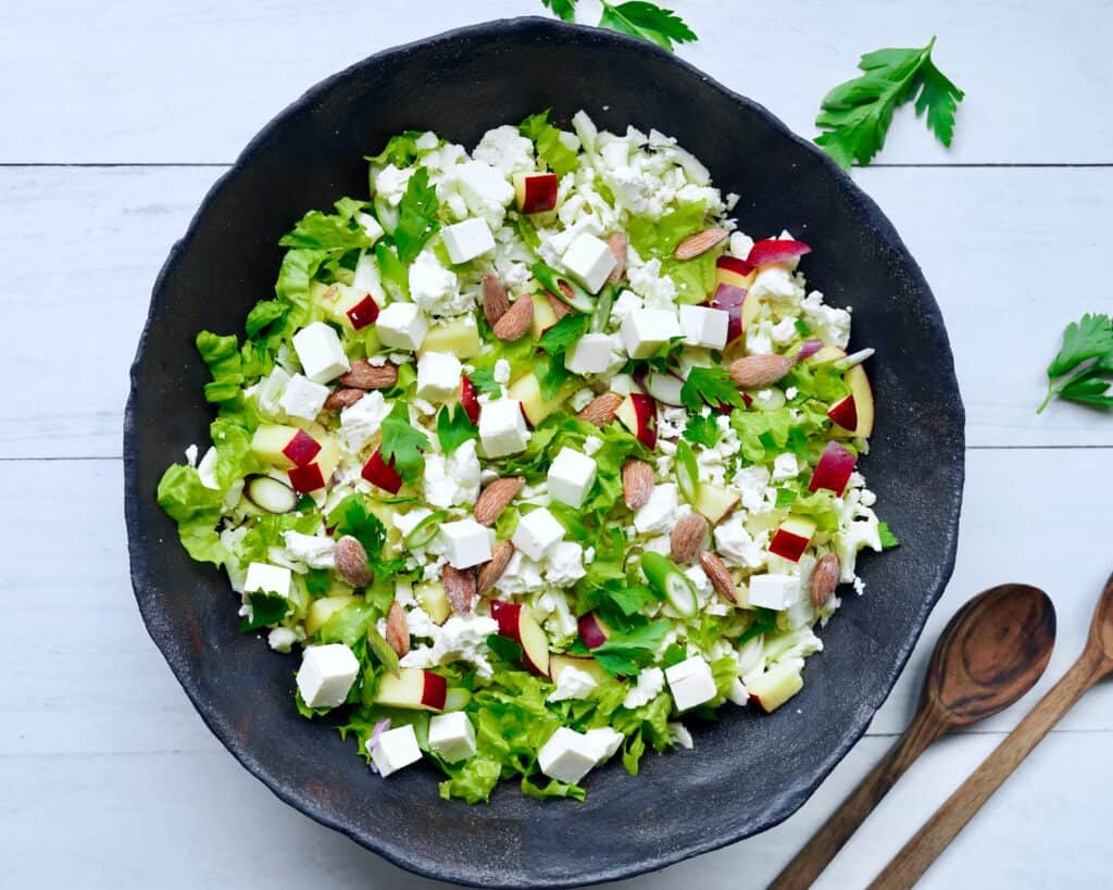 Blomkålssalat - sprød salat med blomkål, æbler og feta med sennepsdressing.
