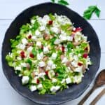 Blomkålssalat - sprød salat med blomkål, æbler og feta med sennepsdressing.