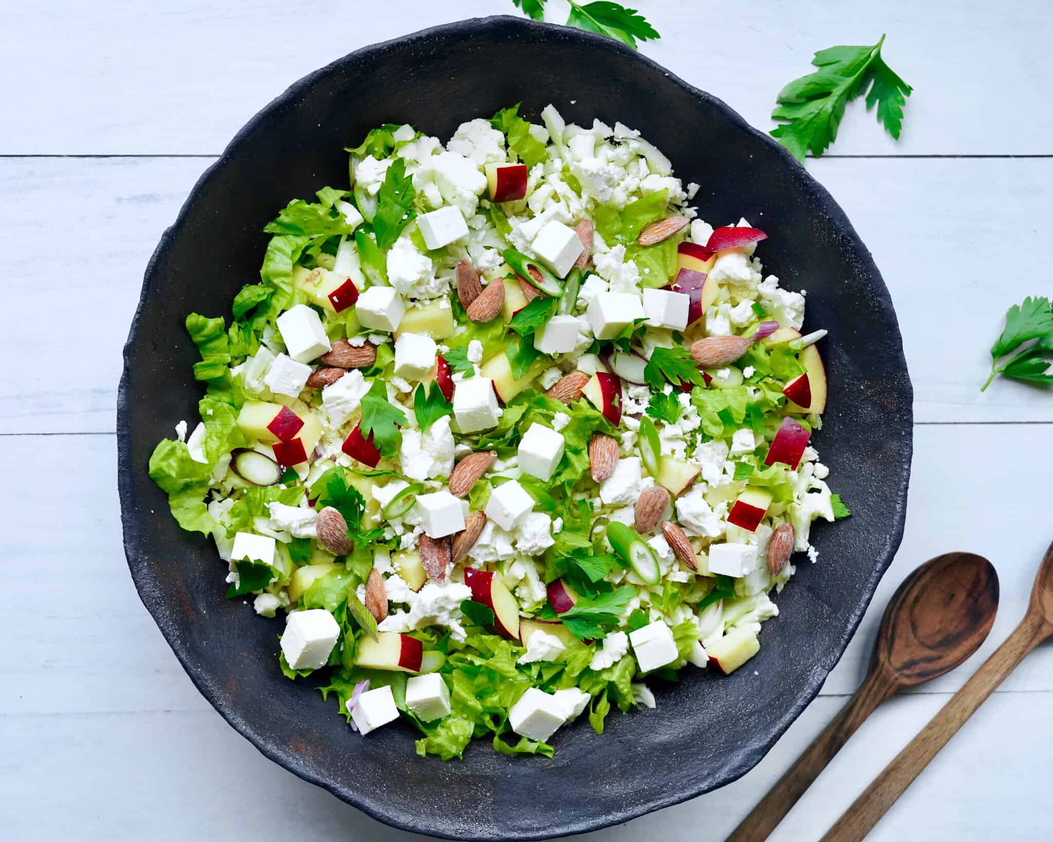 Blomkålssalat - sprød salat med blomkål, æbler og feta med sennepsdressing.