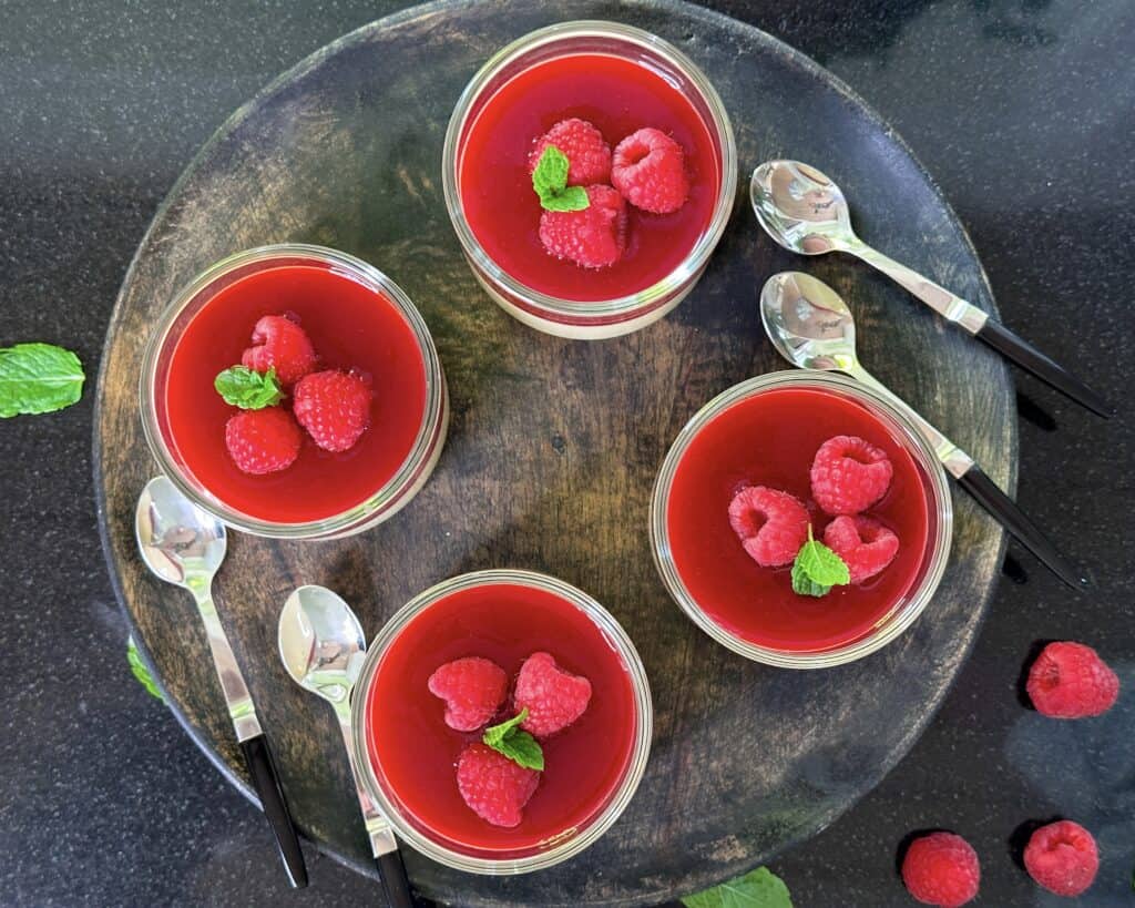 Panna cotta med hindbær coulis
