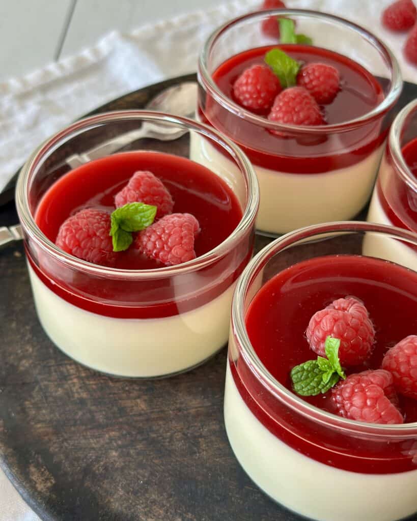 Panna cotta med hindbær coulis