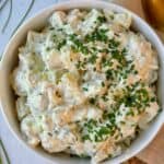 Gammeldags kartoffelsalat - klassisk kartoffelsalat med creme fraichedressing, løg og purløg.