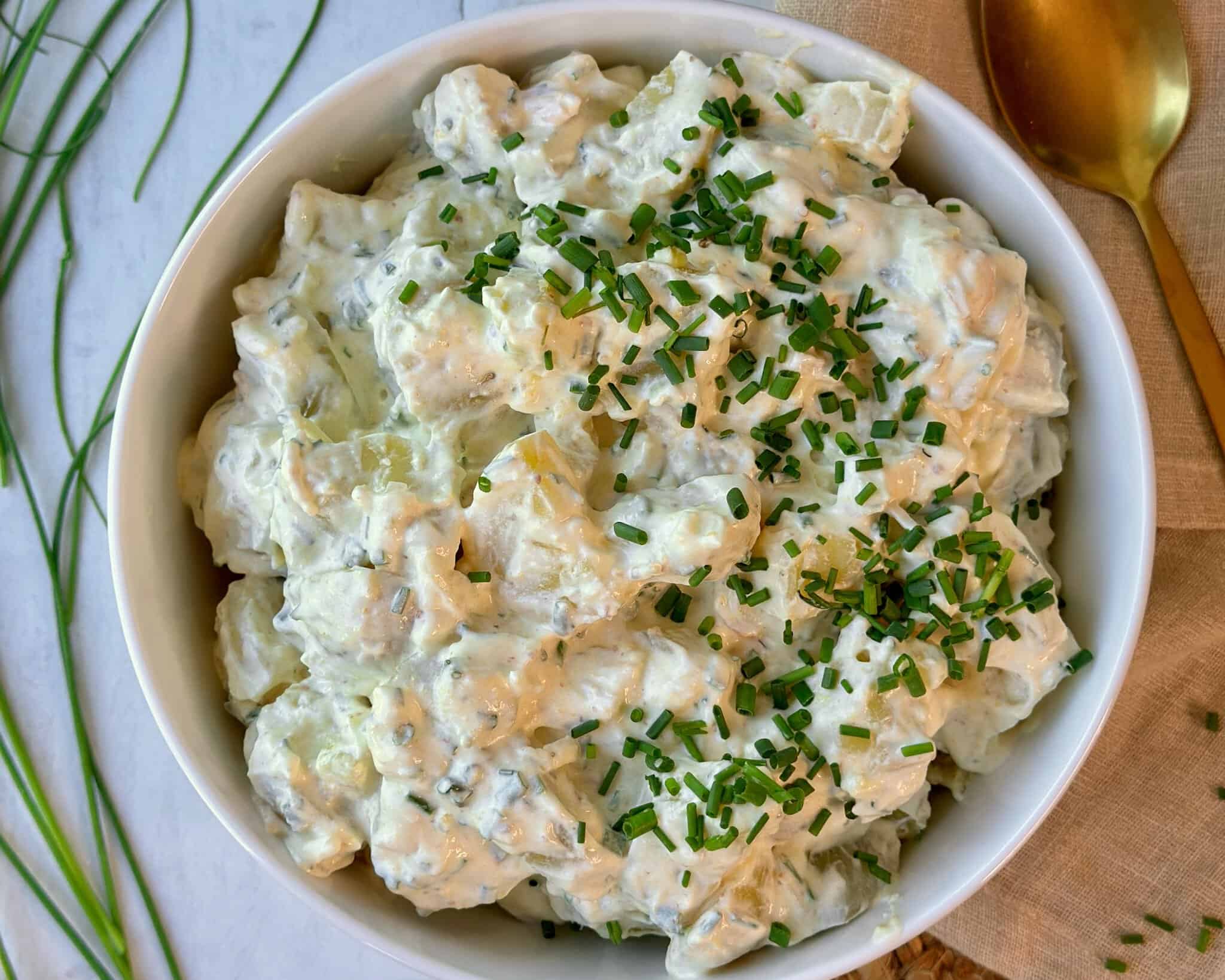 Gammeldags kartoffelsalat - klassisk kartoffelsalat med creme fraichedressing, løg og purløg.
