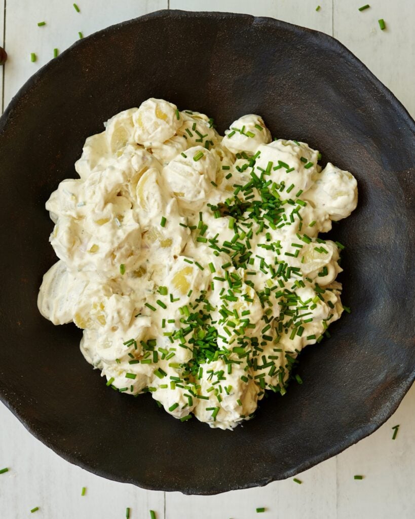 Gammeldags kartoffelsalat - klassisk kartoffelsalat med purløg.