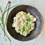 Gammeldags kartoffelsalat - klassisk kartoffelsalat med purløg.
