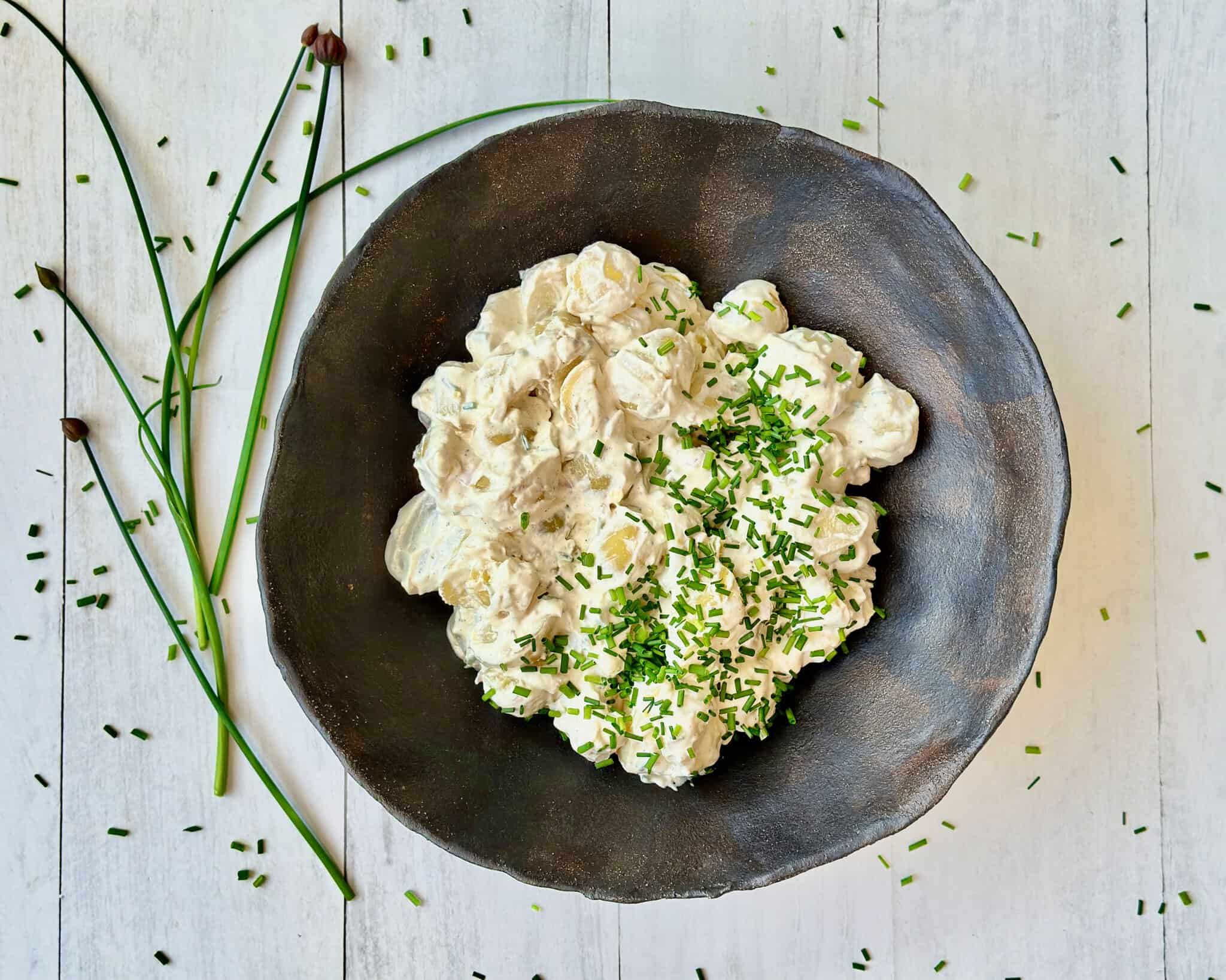 Gammeldags kartoffelsalat - klassisk kartoffelsalat med purløg.