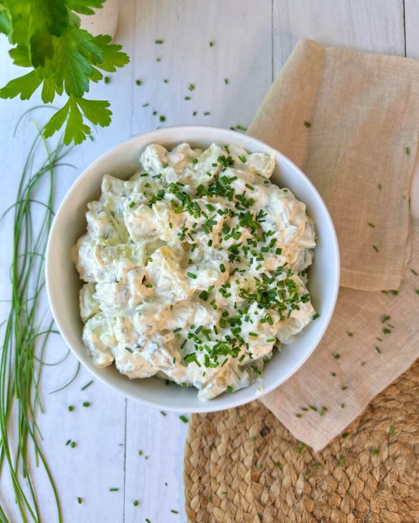 Gammeldags kartoffelsalat - klassisk kartoffelsalat med creme fraichedressing, løg og purløg.