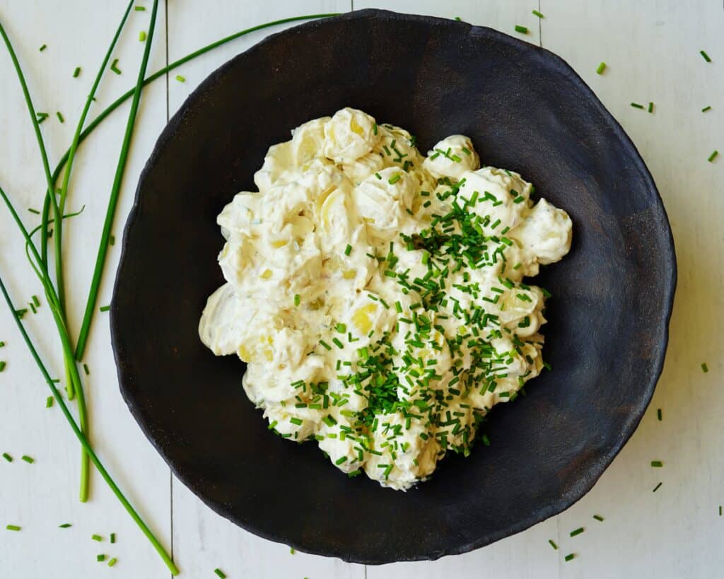 Gammeldags kartoffelsalat - klassisk kartoffelsalat med purløg.