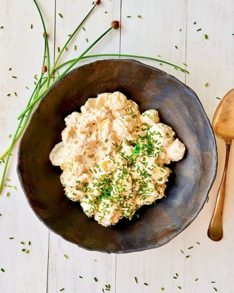 Gammeldags kartoffelsalat - klassisk kartoffelsalat med purløg.