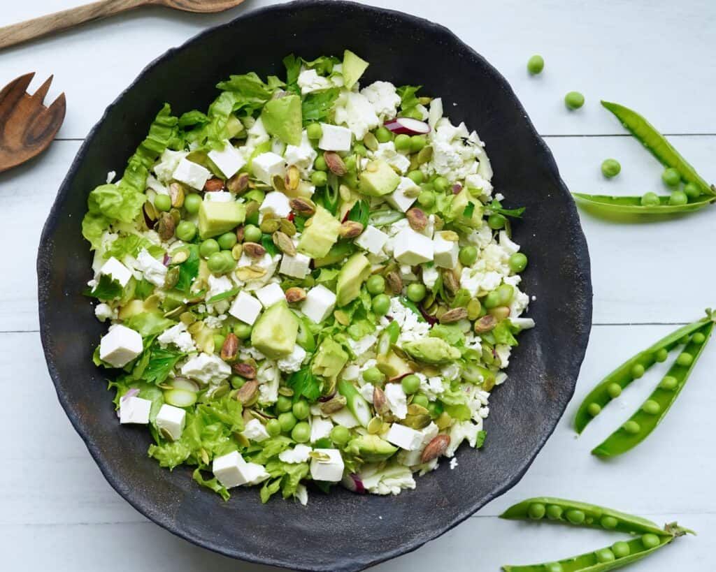 Blomkålssalat - sprød salat med blomkål, ærter og avocado.