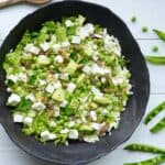 Blomkålssalat - sprød salat med blomkål, ærter og avocado.