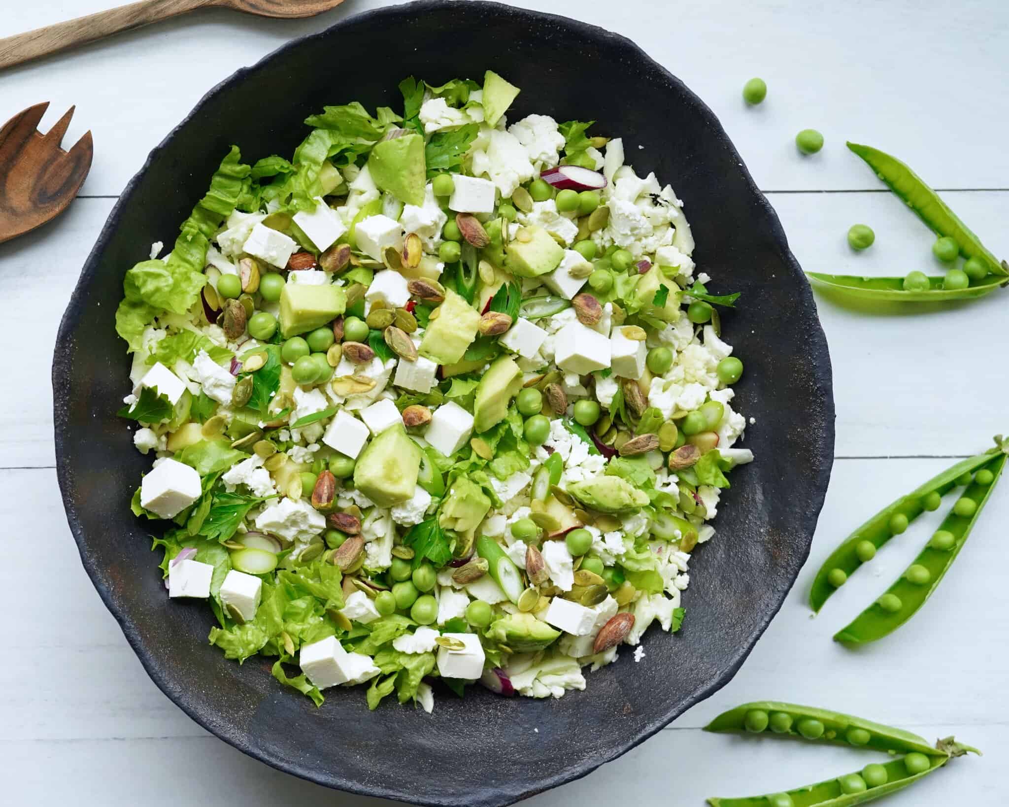 Blomkålssalat - sprød salat med blomkål, ærter og avocado.