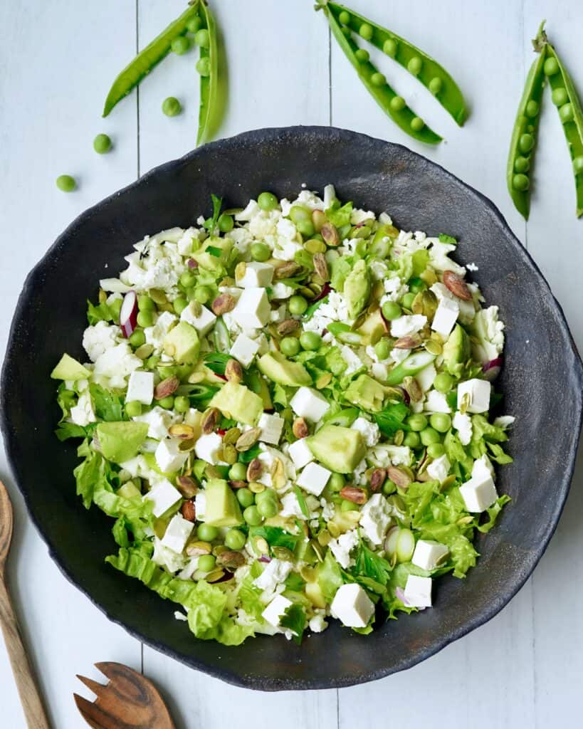 Blomkålssalat - sprød salat med blomkål, ærter og avocado.
