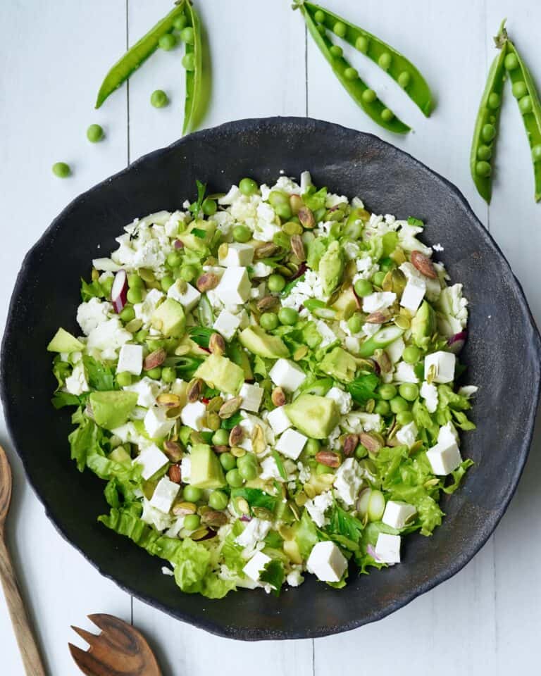 Blomkålssalat - sprød salat med blomkål, ærter og avocado.