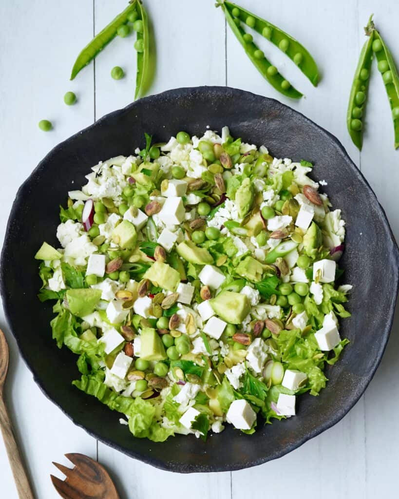 Blomkålssalat - sprød salat med blomkål, ærter og avocado.