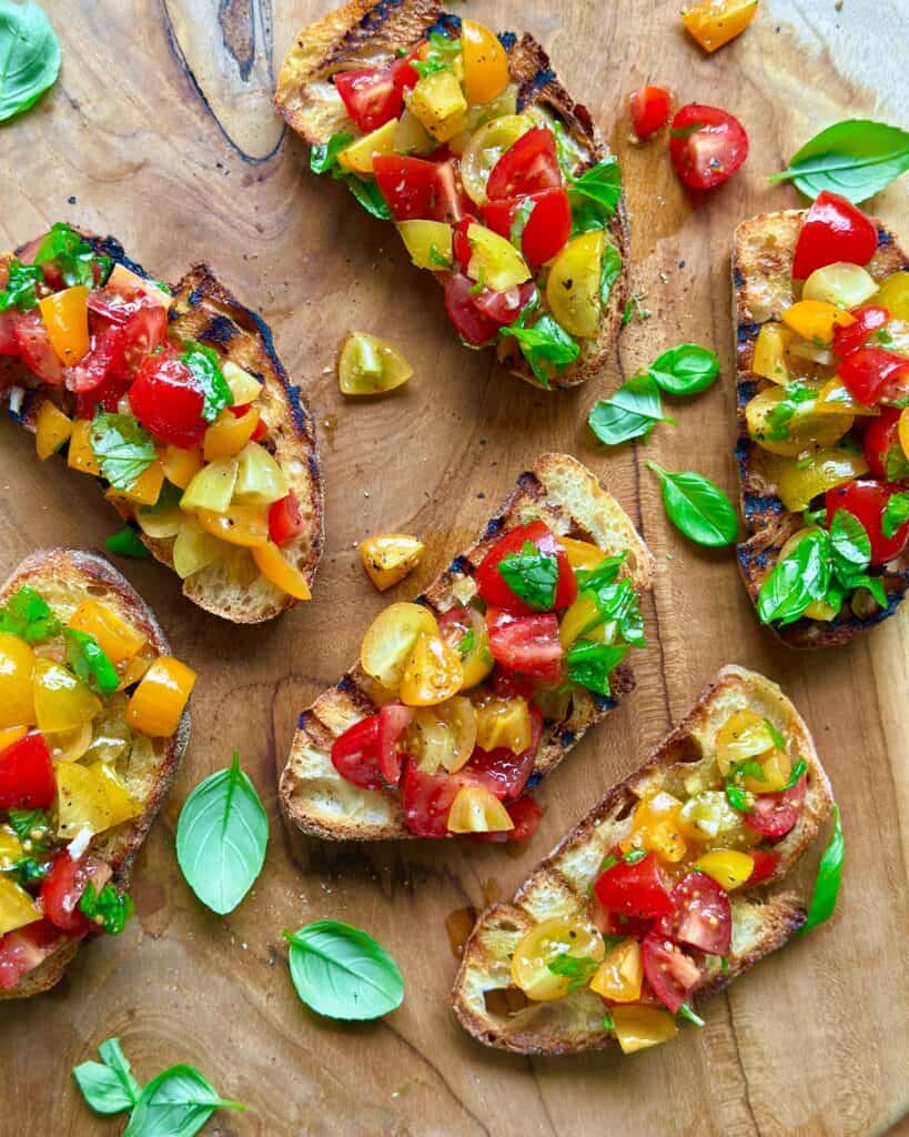 Bruschetta - italienske bruschettas med tomater og basilikum