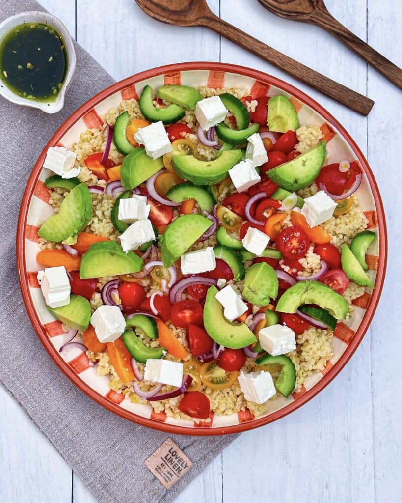 Græsk bulgursalat med avocado, tomater og feta