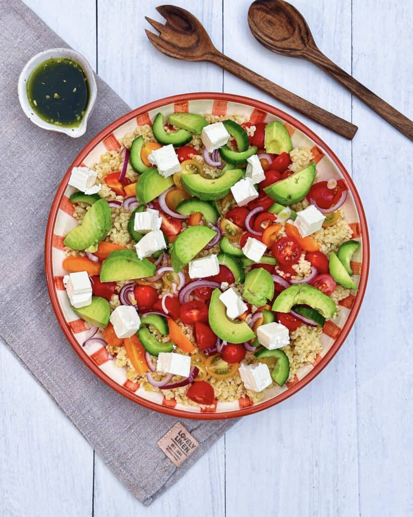 Græsk bulgursalat med avocado, tomater og feta