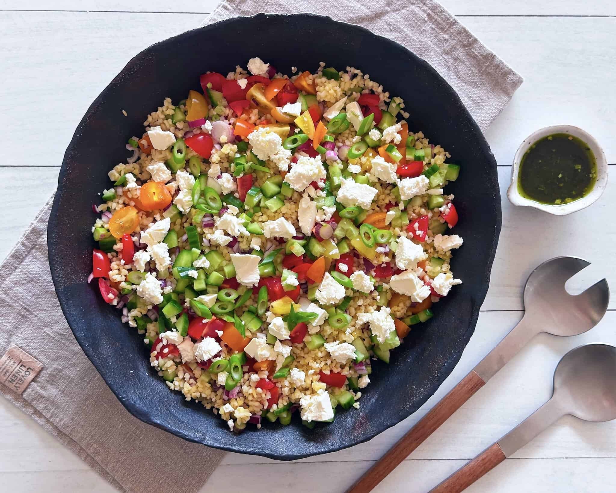 Bulgursalat - Fyldig salat med bulgur, fetaost, tomater og agurk.