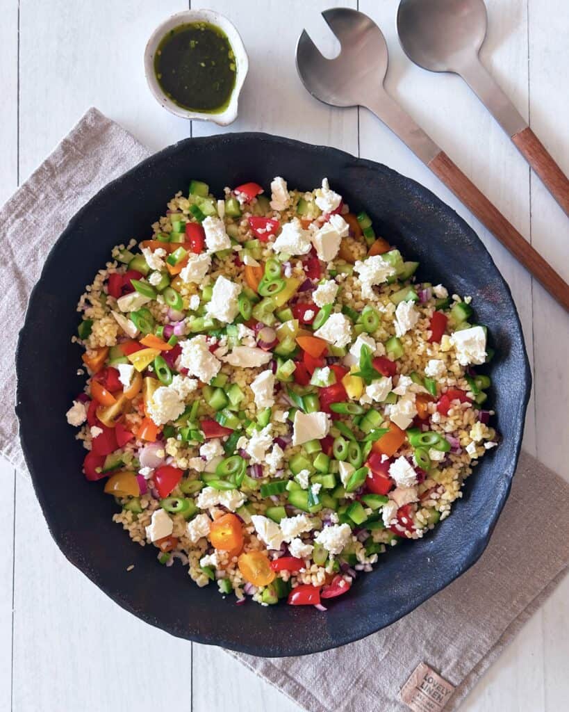 Bulgursalat - Fyldig salat med bulgur, fetaost, tomater og agurk.