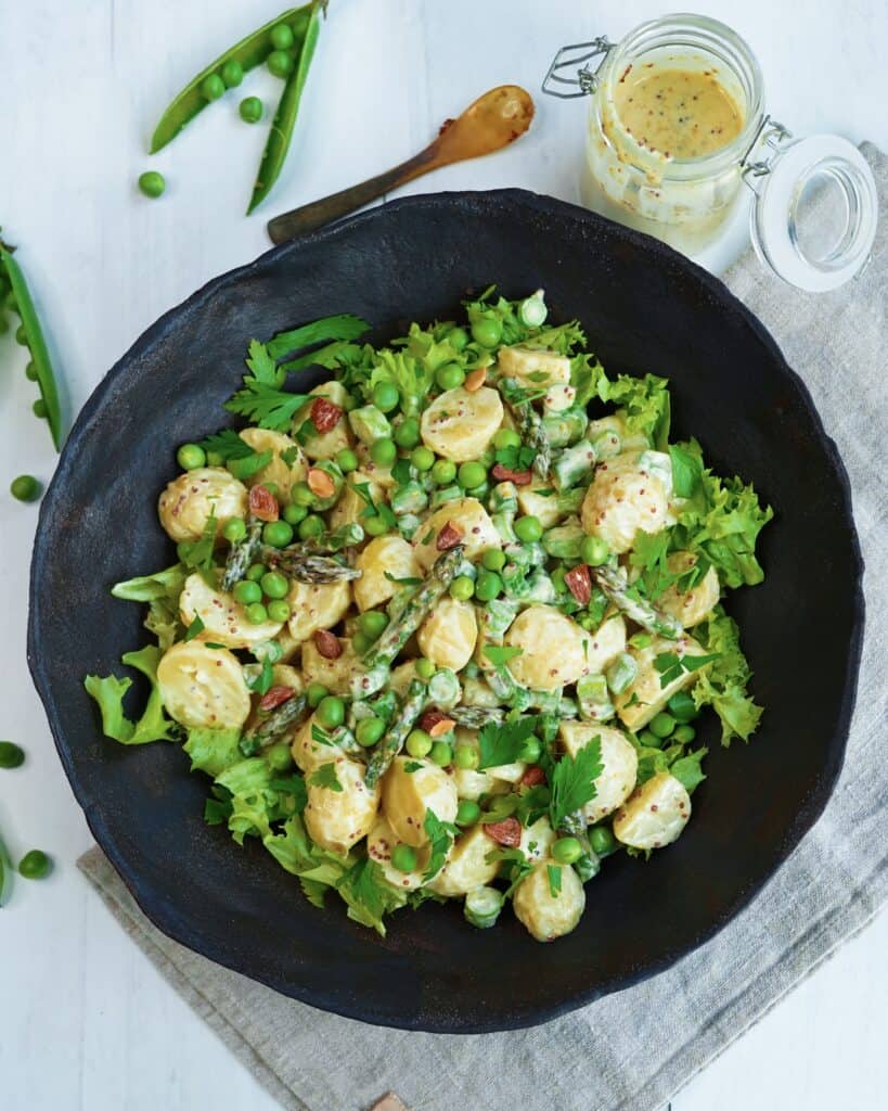 Kartoffelsalat med grønne asparges, ærter og sennepsdressing