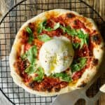 Pizza med burrata - Hjemmelavet pizza med tomatsauce, pølse og burrata