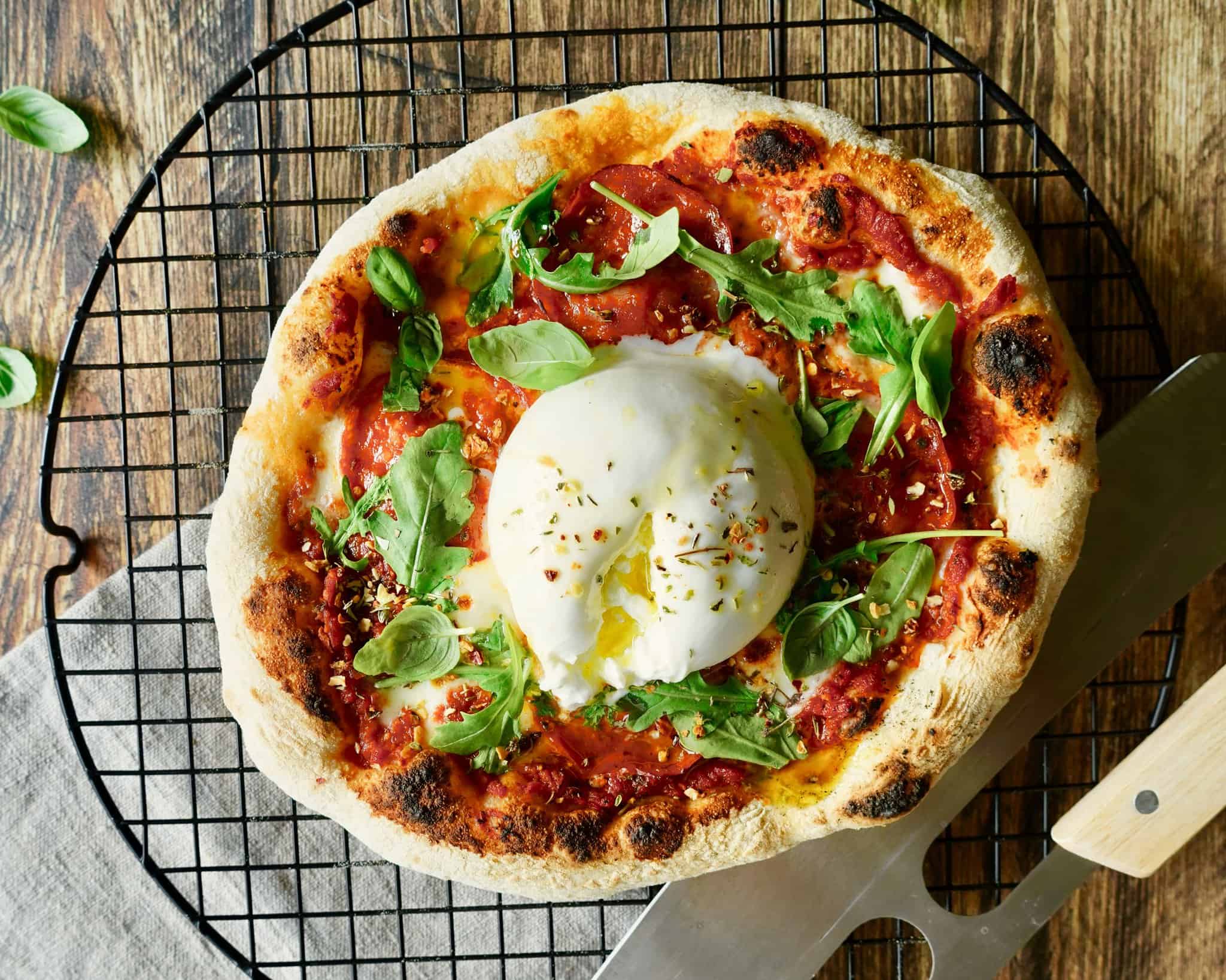 Pizza med burrata - Hjemmelavet pizza med tomatsauce, pølse og burrata