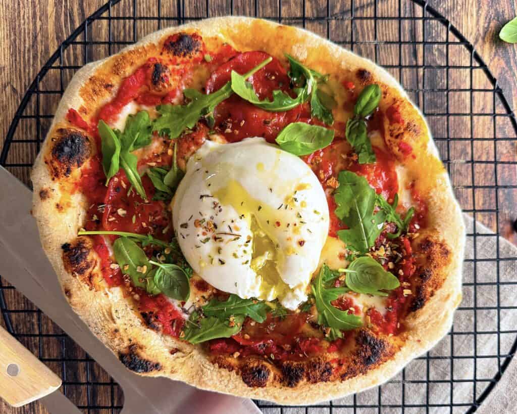 Pizza med burrata - Hjemmelavet pizza med tomatsauce, pølse og burrata