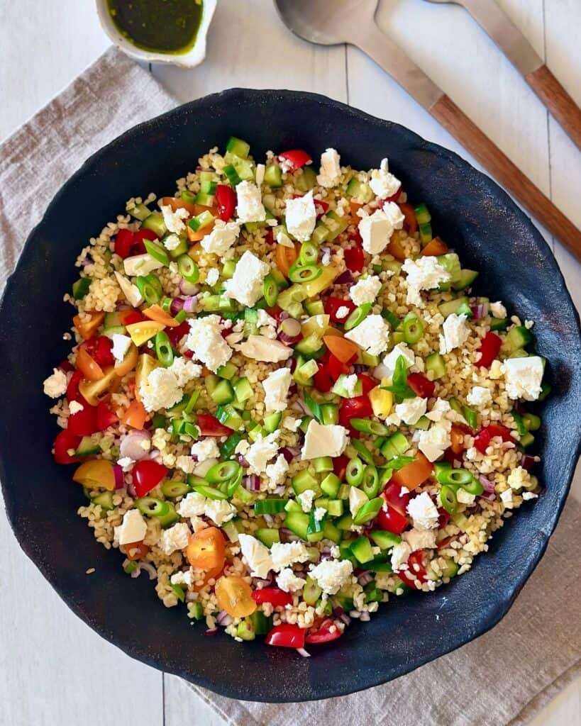 Bulgursalat - Fyldig salat med bulgur, fetaost, tomater og agurk.
