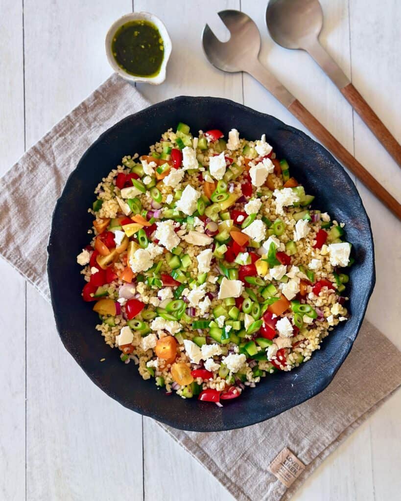 Bulgursalat - Fyldig salat med bulgur, fetaost, tomater og agurk.
