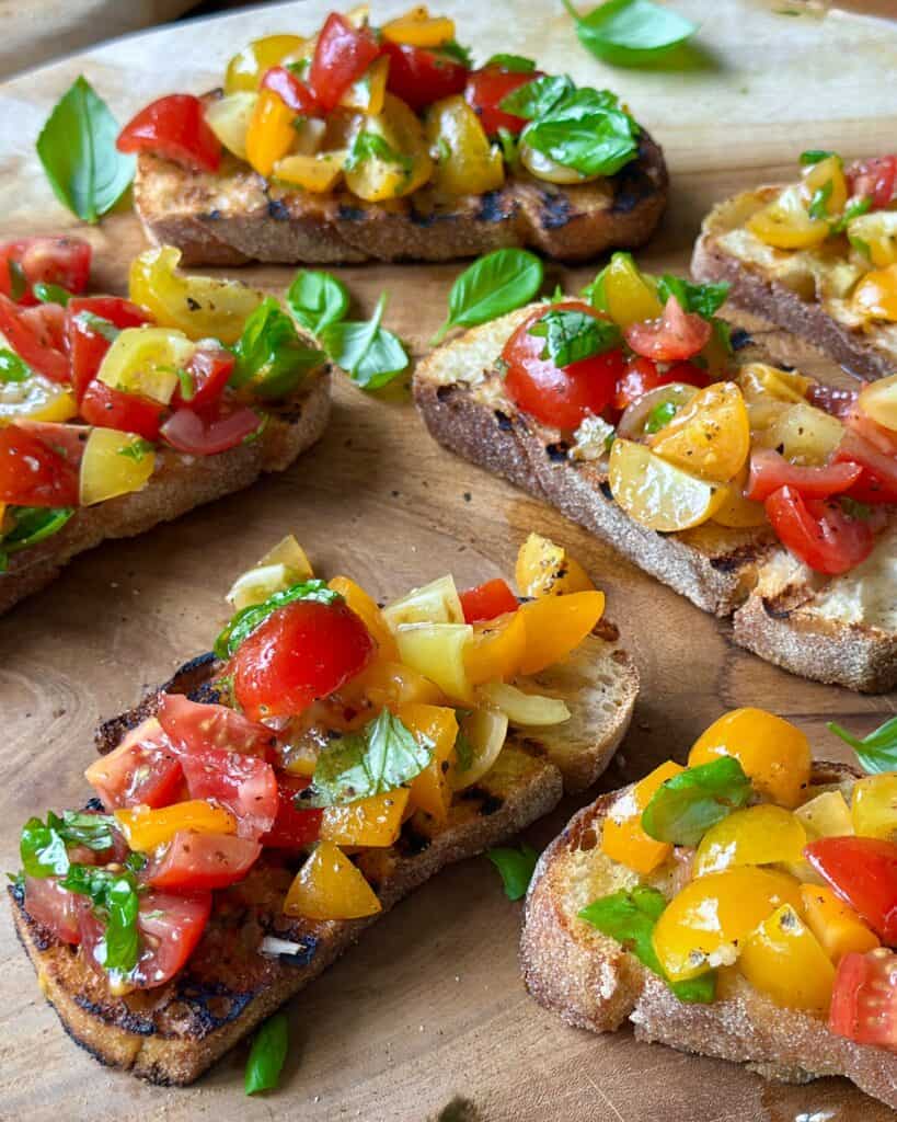 Bruschetta - italienske bruschettas med tomater og basilikum