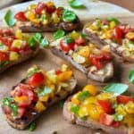 Bruschetta - italienske bruschettas med tomater og basilikum