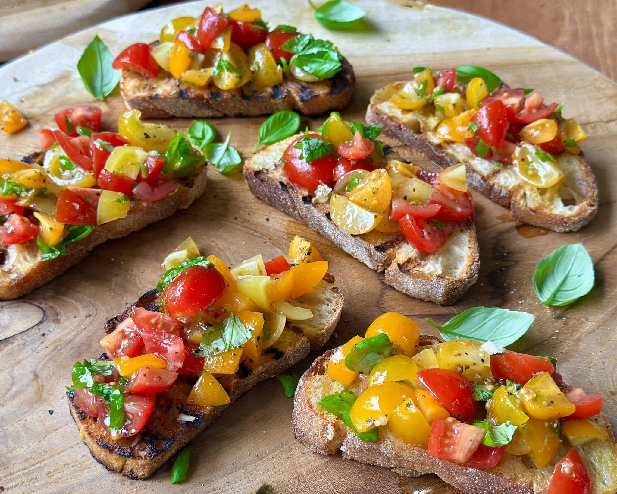 Bruschetta - italienske bruschettas med tomater og basilikum