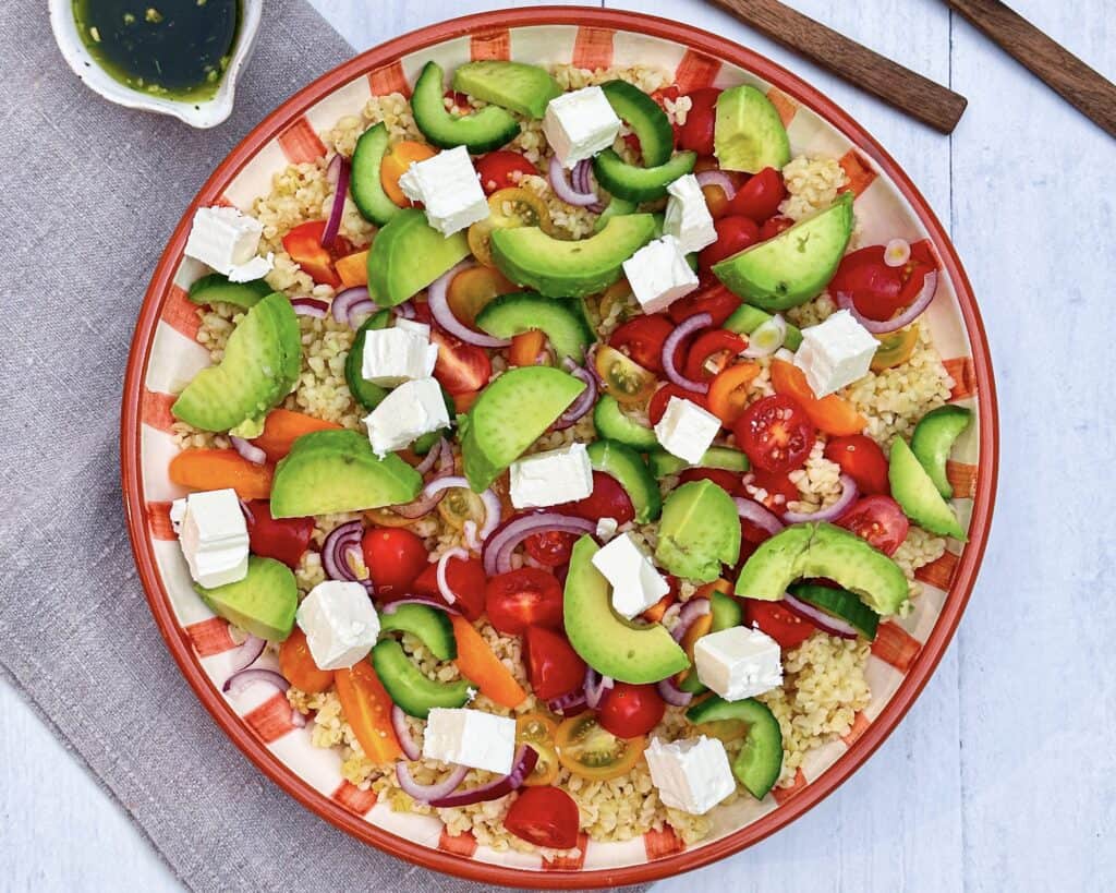 Græsk bulgursalat med avocado, tomater og feta