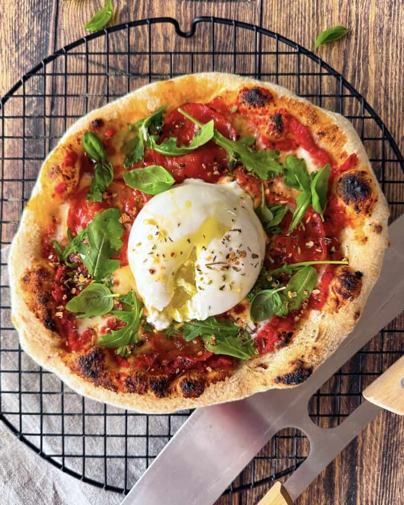 Pizza med burrata - Hjemmelavet pizza med tomatsauce, pølse og burrata