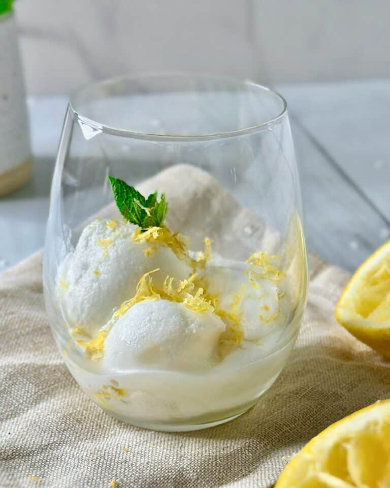 Citronsorbet - Hjemmelavet citron sorbet serveret i glas