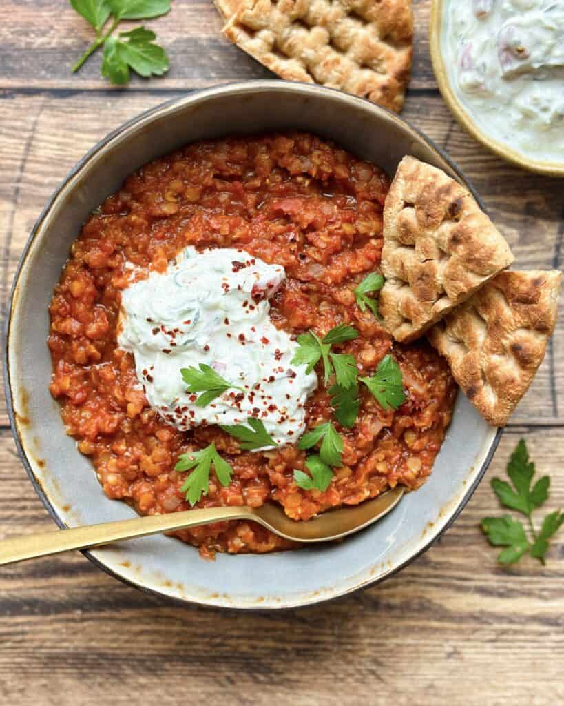 Indisk Dahl med linser, raita og fladbrød