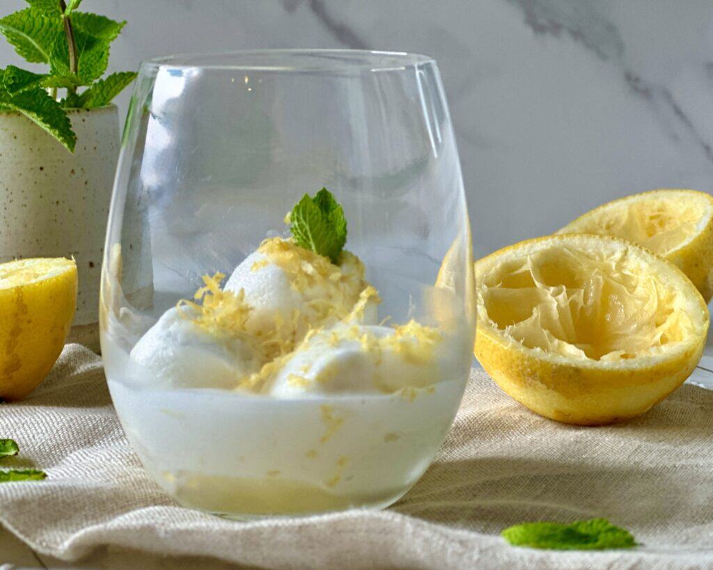 Citronsorbet - Hjemmelavet citron sorbet serveret i glas