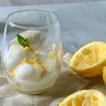 Citronsorbet - Hjemmelavet citron sorbet serveret i glas