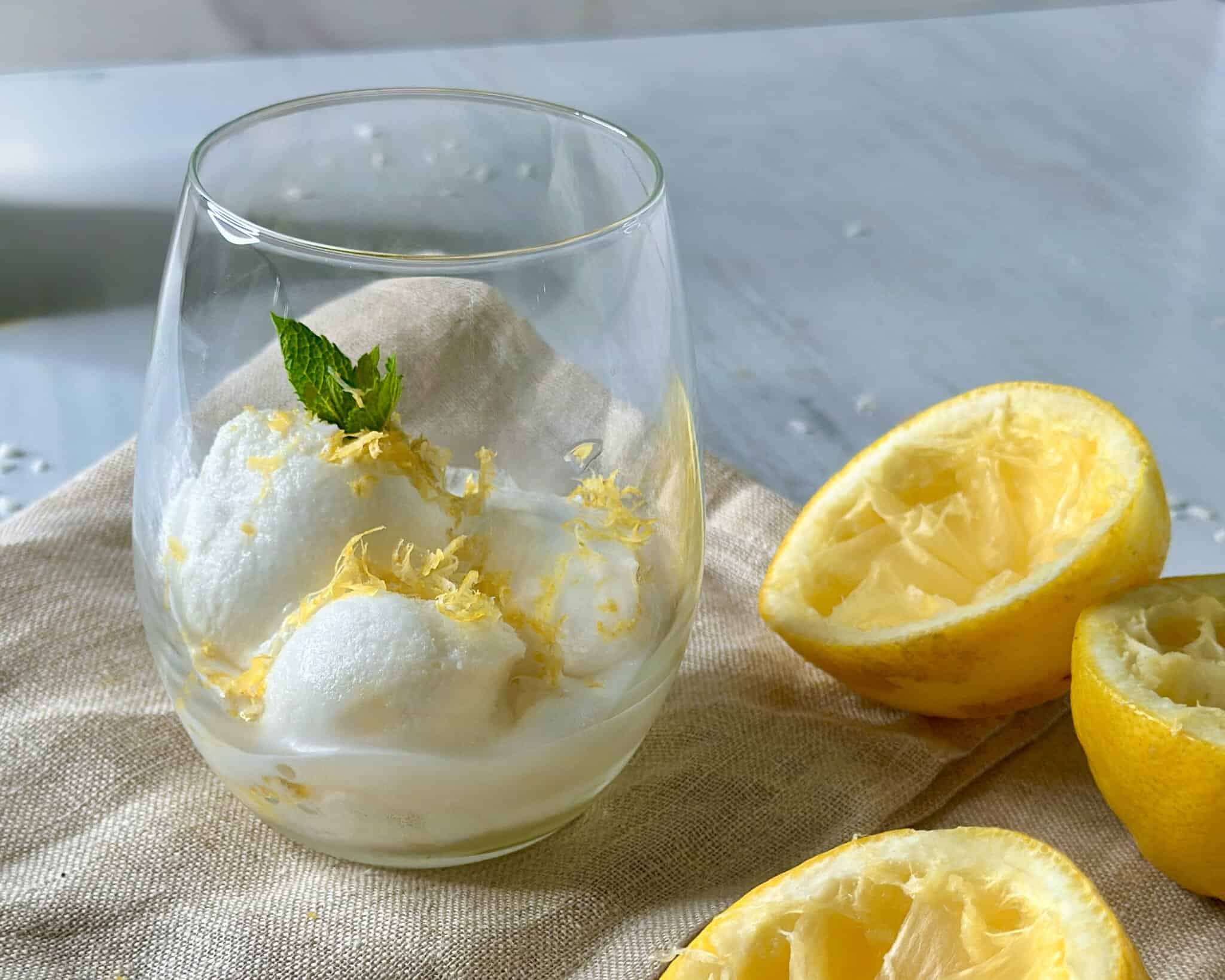 Citronsorbet - Hjemmelavet citron sorbet serveret i glas