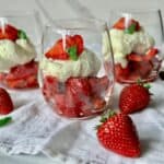 Marinerede jordbær med mascarponecreme - dessert i glas