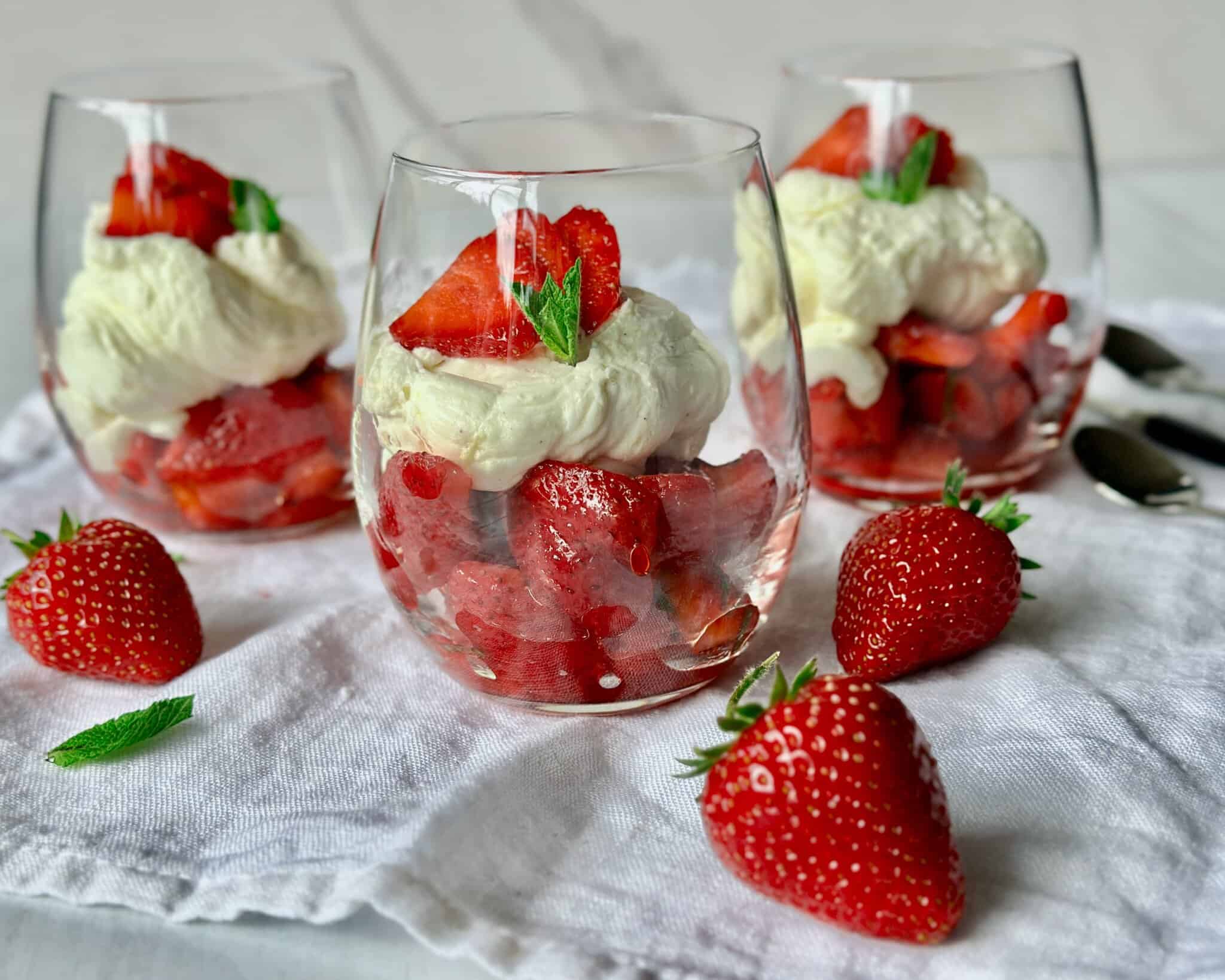 Marinerede jordbær med mascarponecreme - dessert i glas